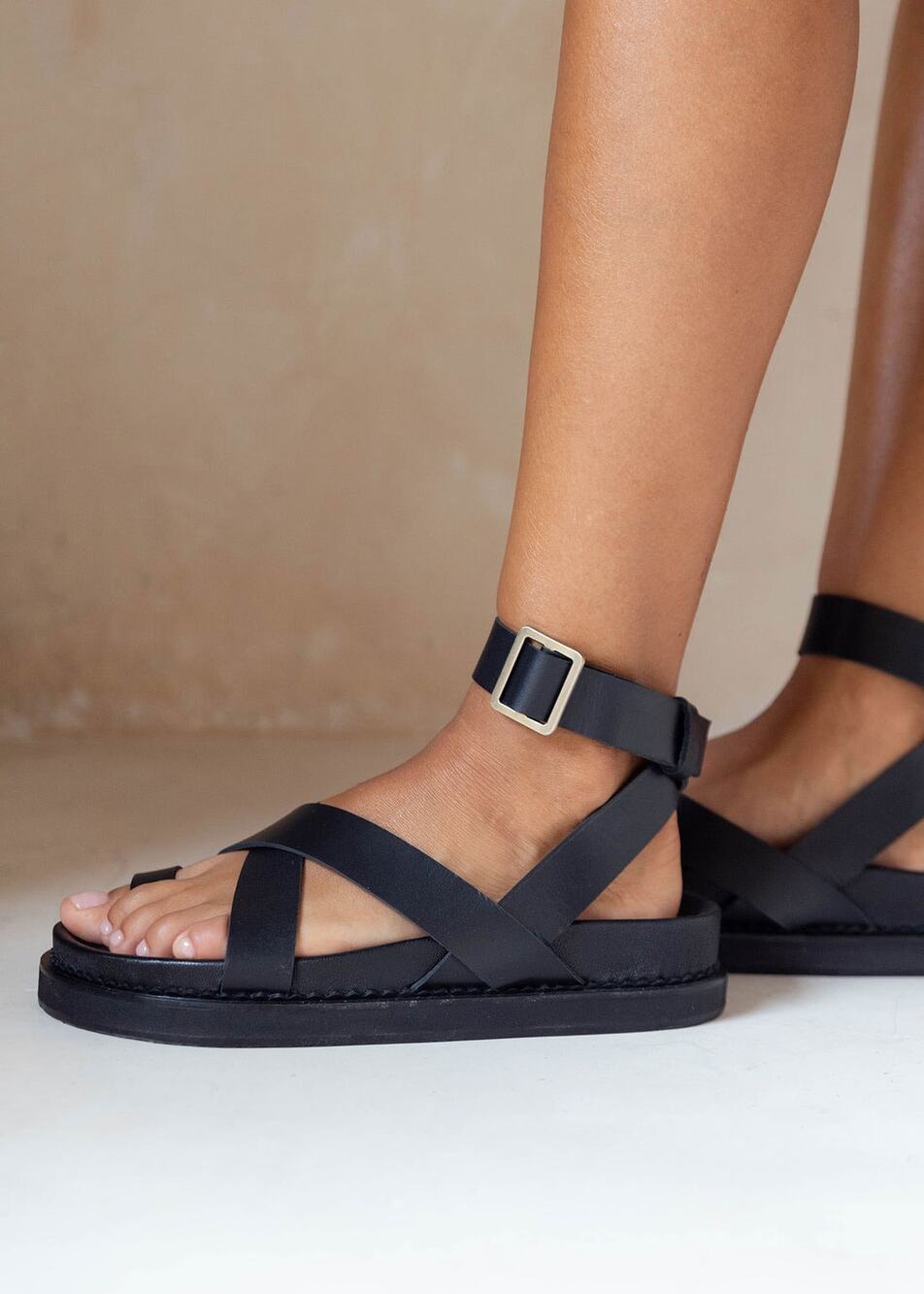 Liberté Bronte Sandal - Black Women’s Size 9 NWOT Leather Strappy Buckle